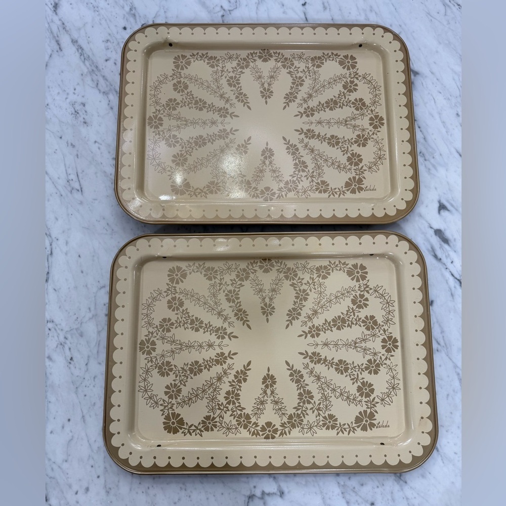 ❤️SOLD❤️ Vintage MCM Metal Lap TV Trays Gold Floral Print Set of 2 La Vada 1960s - Picture 2 of 4